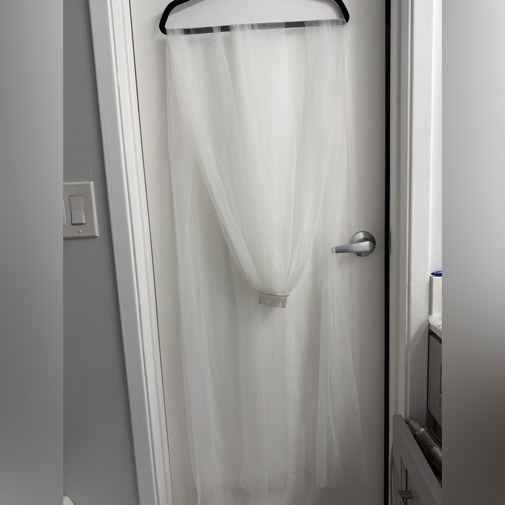 72 inch Simple Ivory Raw Edge Tulle Floor Length Wedding Veil - Picture 3 of 5